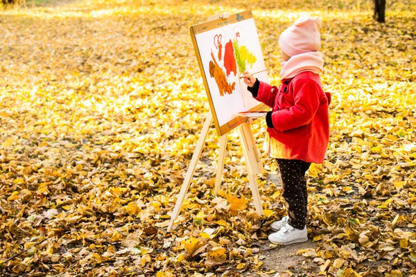 Маленька Дівчинка Червоному Пальто Малює Акварель Мольберті Парку Тлі Осіннього — стокове фото