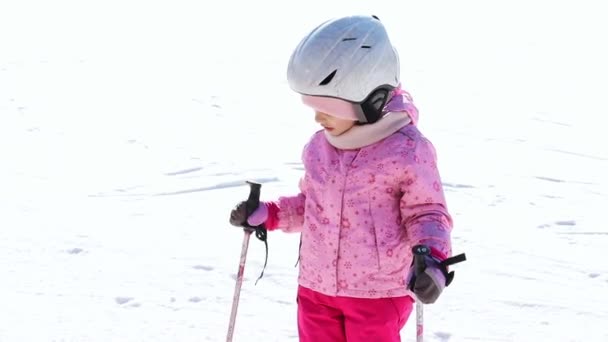Das Kleine Mädchen Wedelt Mit Skistöcken Winteraktivität Das Konzept Der — Stockvideo
