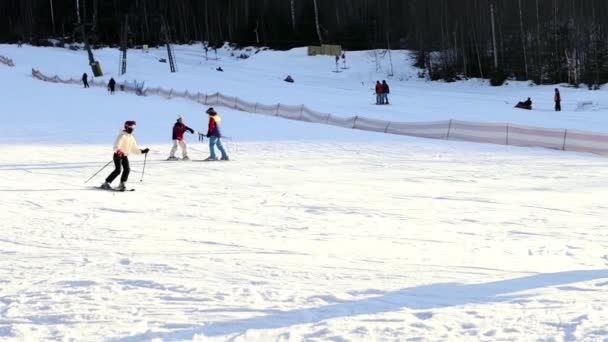 People Ski Snow Slope Slow Motion Winter Ski Resort Ski — Stockvideo