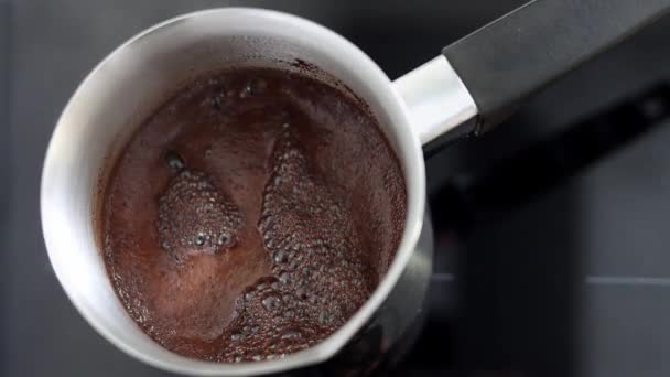 芳香のあるコーヒーはタークで沸騰し つばに泡立ちます 朝の朝食やコーヒーブレイクのドリンク 自宅でカフェやキッチンで熱い飲み物を準備する伝統的な方法 閉じろ — ストック動画