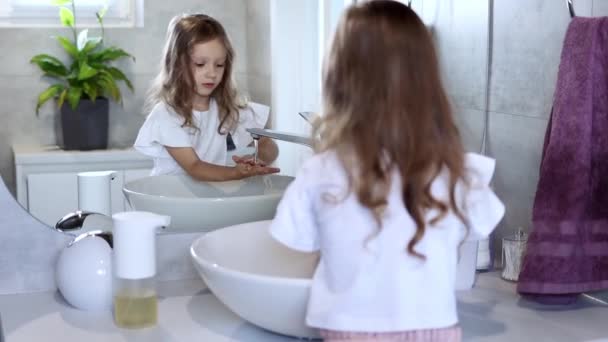Meisje Badkamer Een Klein Meisje Van Jaar Wast Haar Handen — Stockvideo