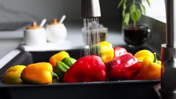 Yellow Red Pepper Washed Special Tray Vegetables Stream Water Pours — Vídeo de Stock