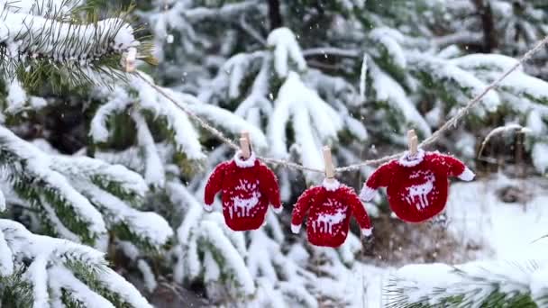 내리는 크리스마스 트리에서 장식을 크리스마스와 새해의 분위기 — 비디오