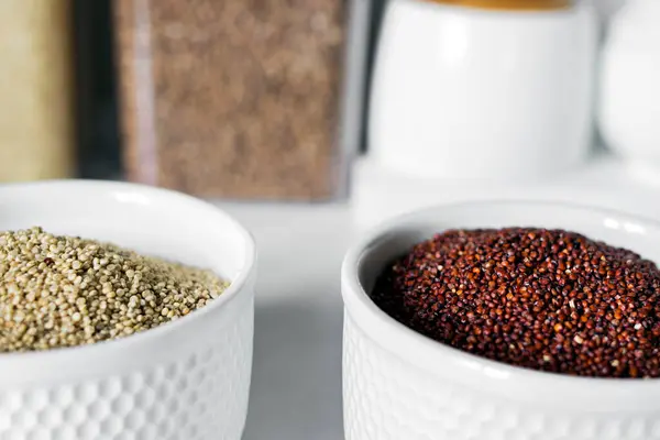 Röd Och Vit Quinoa Två Vita Plattorna Bakgrunden Ett Modernt — Stockfoto