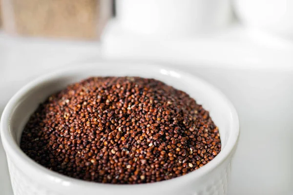 Rode Quinoa Witte Plaat Achtergrond Van Een Moderne Keuken Gezond — Stockfoto