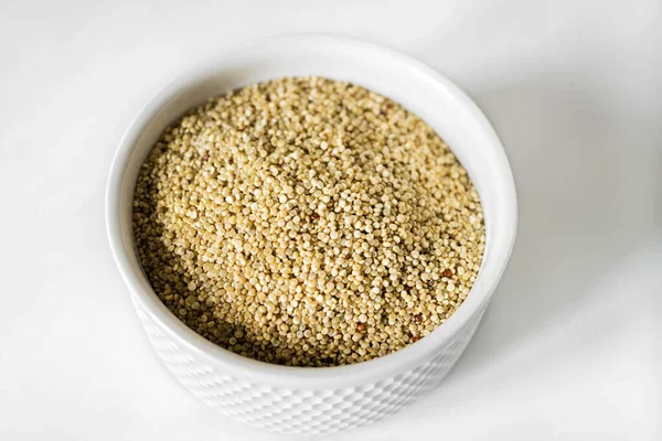 Vit Quinoa Den Vita Plattan Den Vita Bakgrunden Friska Livsmedel — Stockfoto