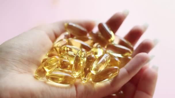 Primeros Planos Medicina Píldoras Transparentes Amarillas Omega Cápsulas Aceite Pescado — Vídeos de Stock