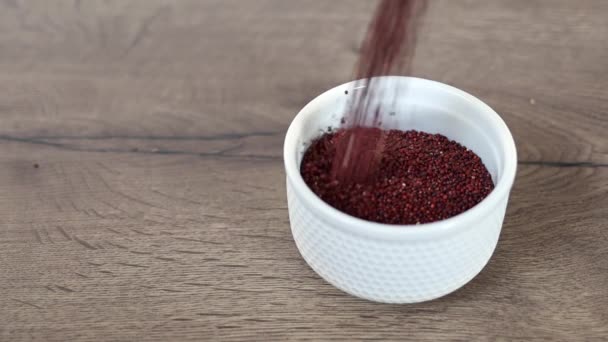 Röd Quinoa Hälls Vit Platta Träbakgrund Slow Motion Friska Livsmedel — Stockvideo