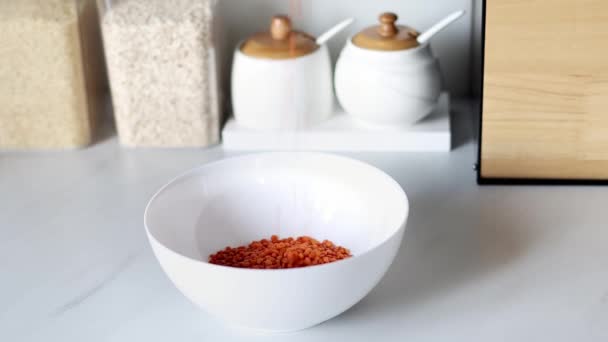 Kacang Merah Dituangkan Dalam Piring Putih Dengan Latar Belakang Dapur — Stok Video