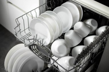 Dahili bulaşık makinesi. Bulaşık makinesinde temiz bulaşıklar. Temiz beyaz bir alet. Modern teknolojiler mutfakta. Modern ev mutfağı. Ev işleri..