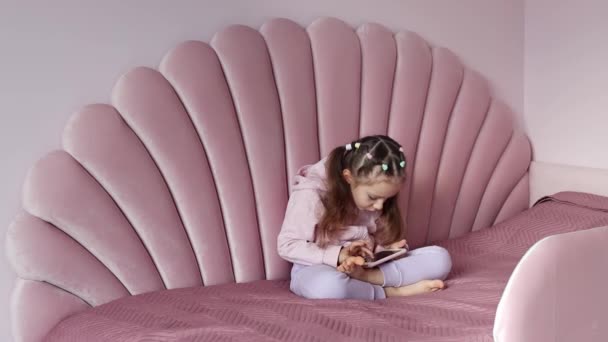 Malá Dívka Evropského Vzhledu Sedí Posteli Pomalým Pohybem Používá Mobilní — Stock video