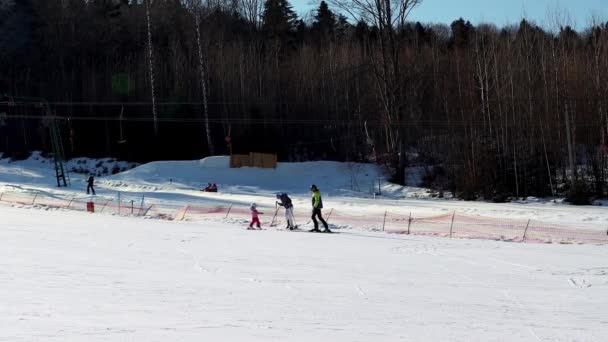 Instructor Enseña Una Niña Esquiar Cámara Lenta Estación Esquí Invierno — Vídeo de stock