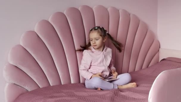 Malá Dívka Evropského Vzhledu Sedí Posteli Tancuje Hudbu Telefonu Dítě — Stock video