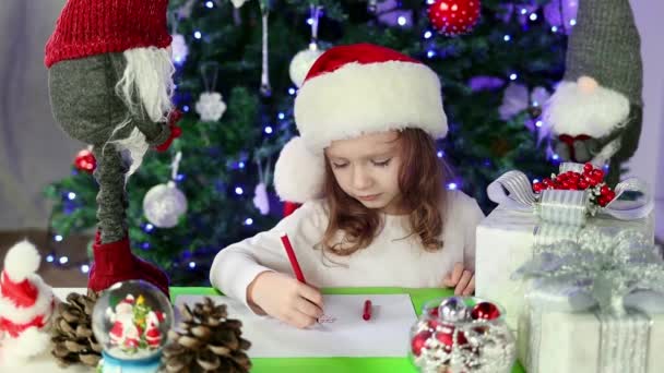 Маленька Дівчинка Червоному Капелюсі Пише Листа Санта Клаусу Побажаннями Під — стокове відео