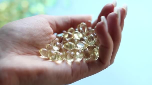 Primeros Planos Medicamento Amarillo Píldoras Transparentes Omega Cápsulas Aceite Pescado — Vídeos de Stock