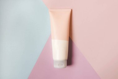 Temiz bir yüz veya vücut kremi tüpü çok renkli bir arkaplanda izole edilir. Güzellik ürünü maketi. Sıhhatli paket. Marka kaplıcası. Krem şişesi, losyon, köpük, temizleyici, cilt bakımı için şampuan. Boşluğu kopyala.