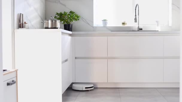 Otomatik Robot Elektrikli Süpürge Mutfaktaki Zemini Temizliyor Dairenin Içinde Otomatik — Stok video