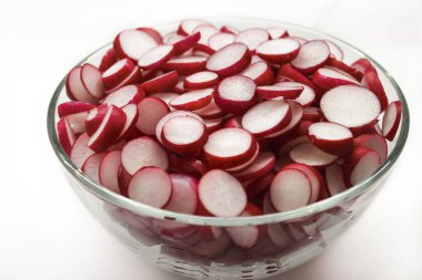 Çemberlere ayrılmış organik turp şeffaf bir cam plakanın üzerinde yatıyor. Organik tarım kavramı. Turp arkaplanı. Yemek pişirme konsepti.