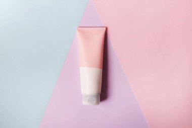 Temiz bir yüz veya vücut kremi tüpü çok renkli bir arkaplanda izole edilir. Güzellik ürünü maketi. Sıhhatli paket. Marka kaplıcası. Krem şişesi, losyon, köpük, temizleyici, cilt bakımı için şampuan. Boşluğu kopyala.