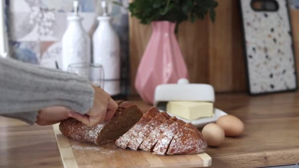 Genç Kadın Elleri Yavaş Çekimde Taze Çavdar Ekmeğini Dilimliyor Kahvaltı — Stok video