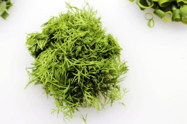 Doğranmış dereotu beyaz arka planda bulunur. Organik dereotu çiftlikte yetişmiş. Organik tarım kavramı. Yemek pişirme konsepti.