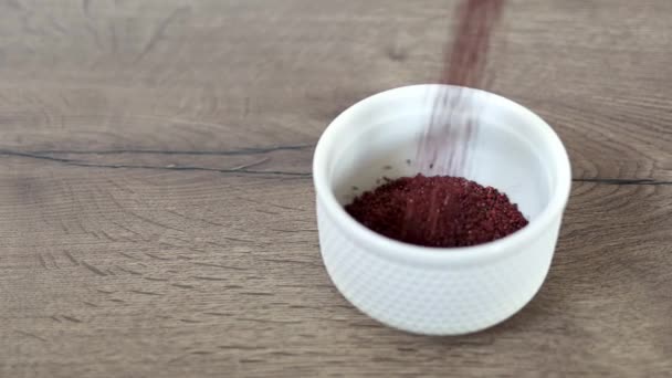Rote Quinoa Wird Zeitlupe Auf Einen Weißen Teller Auf Einem — Stockvideo