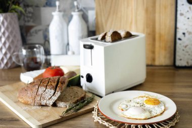 Geleneksel omlet ve tost kahvaltısı. Yemek pişirme konsepti.