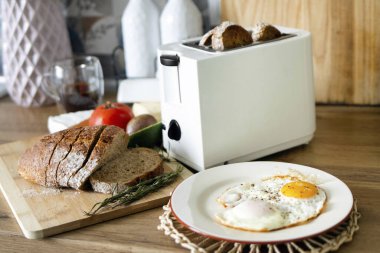 Geleneksel omlet ve tost kahvaltısı. Yemek pişirme konsepti.