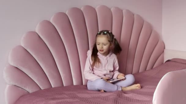 Malá Dívka Evropského Vzhledu Sedí Posteli Tancuje Hudbu Telefonu Dítě — Stock video