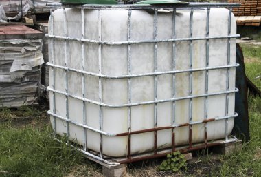 İnşaat alanında hacmi bir küp olan plastik konteynır..