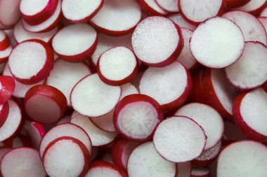 Organik turp daireler çiziyor. Organik tarım kavramı. Turp arkaplanı. Yemek pişirme konsepti.