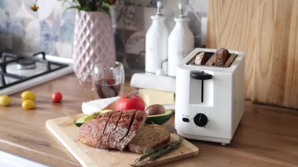 Кусочки Хлеба Тостере Концепция Завтрака Кадров — стоковое видео