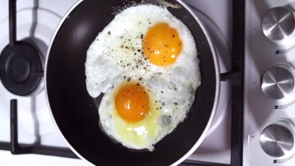 Dua Telur Ayam Digoreng Dalam Panci Close Konsep Sarapan Pagi — Stok Video