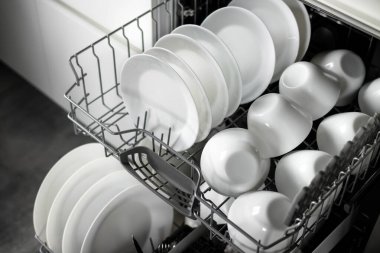 Dahili bulaşık makinesi. Bulaşık makinesinde temiz bulaşıklar. Temiz beyaz bir alet. Modern teknolojiler mutfakta. Modern ev mutfağı. Ev işleri..