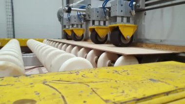 Kaplama yalıtım karton üretim süreci. Kaplamalı karton için ham maddeler. Elektrikli karton konveyör hattı boyunca seyahat eder. Otomatik üretim hattı. Paten taşıyıcısı. Küre
