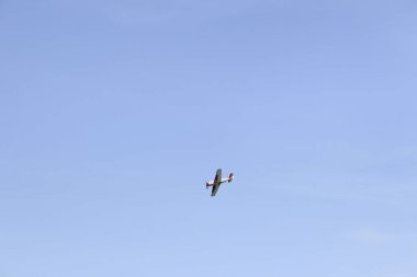 Gökyüzünde küçük bir uçak, mesaj için yer var. Tek uçak açık mavi gökyüzünde tek başına uçar. Tek pervaneli uçak cennette uçuyor..