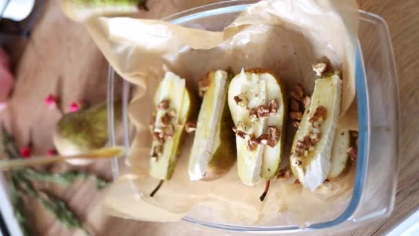 一串串蜂蜜倒在梨子和奶酪的甜点上 烹饪的概念 水果甜点 垂直镜头 — 图库视频影像