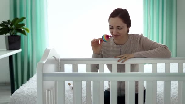 Begreppet Hand Ett Nyfött Barn Ung Mor Till Ett Europeiskt — Stockvideo
