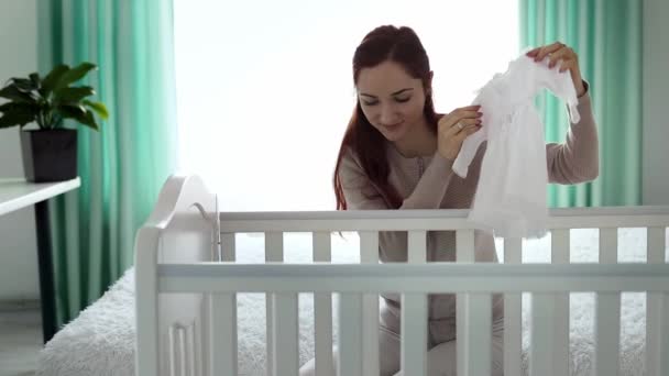 Концепция Ухода Новорожденным Ребенком Молодая Мать Европейской Внешности Играет Новорожденным — стоковое видео