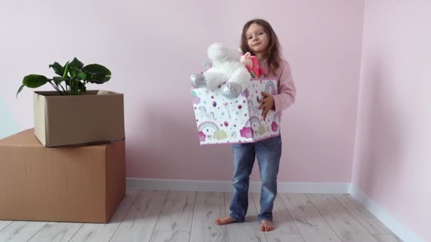 Маленькая Девочка Счастливо Танцует Возле Коробок Вещами Радуясь Своем Новом — стоковое видео