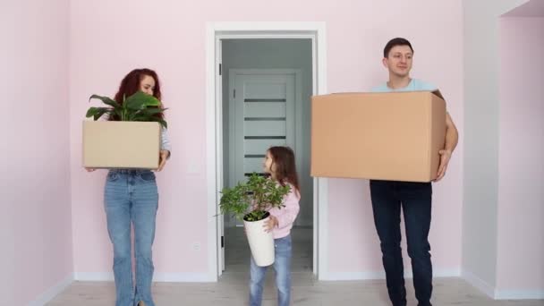 집에서 합니다 상자와 방으로 걸어와 그들의 새로운 새로운 새로운 부동산 — 비디오