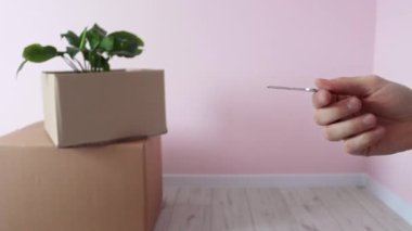 Apartman dairesi kiralayan ya da alan genç bir kadına bir emlakçının evinin anahtarlarını vermek. Eski ev sahibinin eli, anahtarı yeni sahibine yavaş çekimde teslim ediyor.
