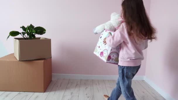 Ребенок Приносит Коробку Игрушек Свою Новую Комнату Новом Доме Маленькая — стоковое видео