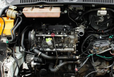 Bir kamyonun kaputu açık. Parçalanmış motor. Parçalanmış araba. Araba makine dairesi bakım altında. Araba servis istasyonu. Araba tamiri.