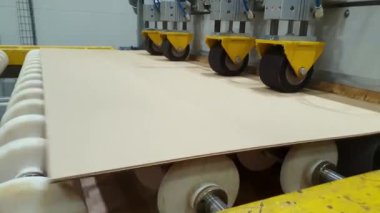 Kaplama yalıtım karton üretim süreci. Kaplamalı karton için ham maddeler. Elektrikli karton konveyör hattı boyunca seyahat eder. Otomatik üretim hattı. Paten taşıyıcısı. Küre