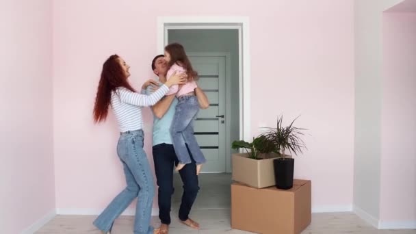 Happy Family Verhuist Naar New Home Een Gezin Omarmt Met — Stockvideo