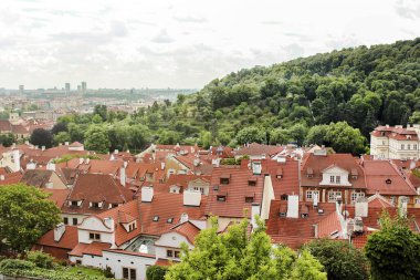 Kahverengi kiremitlerden çatıları olan resimli evlerden oluşan bir manzara. Prag şehrinin yüksekliğinden çok güzel bir manzara. Seyahat ve turizm kavramı.