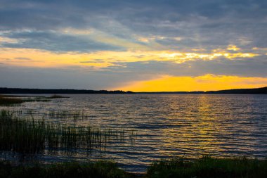 Gölün üzerinde gün batımı. Güzel doğa arkaplanı.