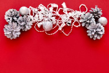 Kırmızı arka planda noel süslemeleri ve fotokopi alanı. Noel ve Yeni Yıl atmosferi. Noel afişi, maket.