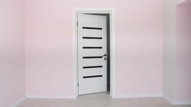 Yeni Evde Mutlu Aile Taşınmaları. Baba, anne ve kızı kutularla odaya giriyor ve heyecan içinde yeni evlerini inceliyorlar. Yeni ev. Yeni bir evin sembolü. Emlak ve kiracılık, kredi ve ipotek, taşınma günü konsepti. Yavaş çekim.